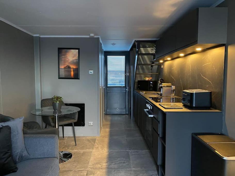 Seascape - Floating Home At Brighton Marina With Free Parking Kültér fotó