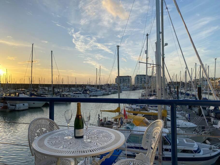 Seascape - Floating Home At Brighton Marina With Free Parking Kültér fotó